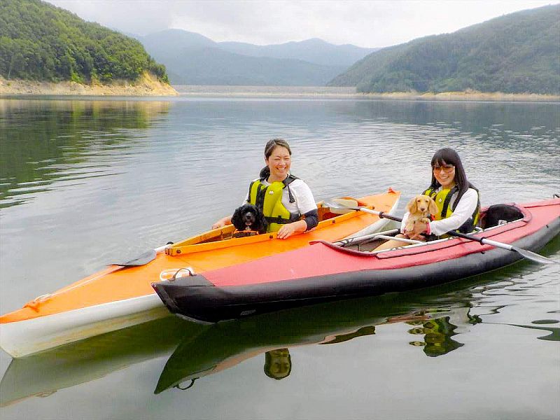 福島市飯坂町茂庭の摺上川ダム湖で、愛犬と一緒にカヤック(カヌー)を